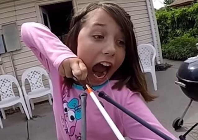 Cara Kreatif Seorang Anak Mencabut Gigi